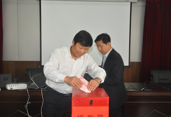 为病重职工献爱心