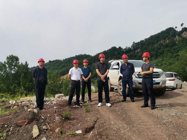 集团公司党委书记、董事长赵旭军一行到南江G244项目检查指导工作