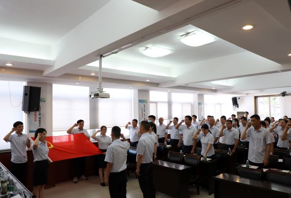 1656672982129413.jpg 表彰宣誓1.jpg