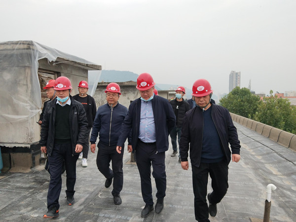 集团公司党委副书记、总经理田野一行分别到宝鸡市金台区老旧小区改造项目、咸阳市人民路东立交桥路面改造项目督导检查